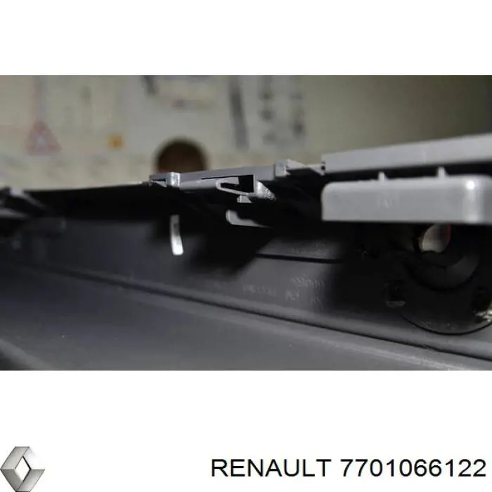 7701066122 Renault (RVI) parachoques trasero, parte central
