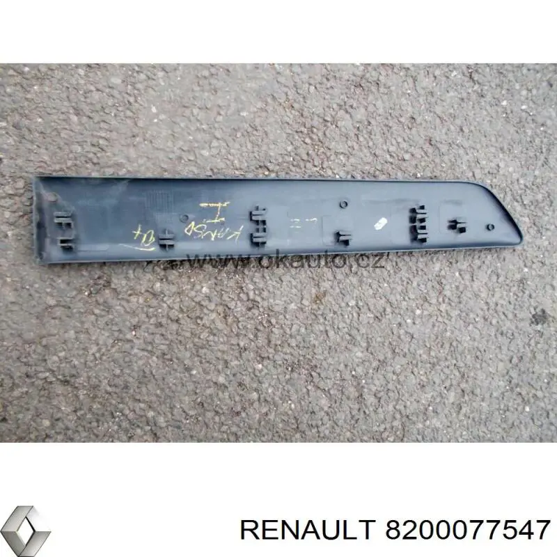 828214699R Renault (RVI) moldura puerta trasera izquierda