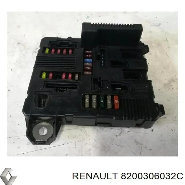 8200306032C Renault (RVI) Caja de relés y fusibles
