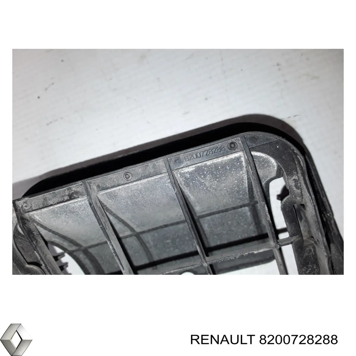 8200728288 Renault (RVI) rejilla de antinieblas delantera derecha