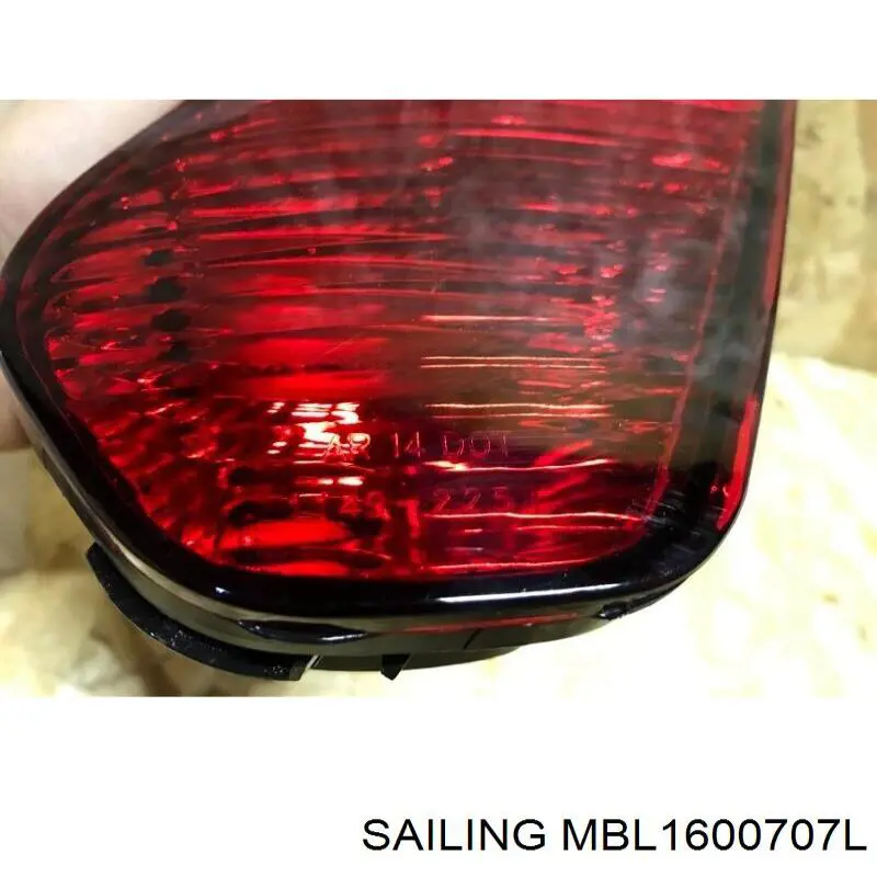 MBL1600707L Sailing faro antiniebla trasero izquierdo