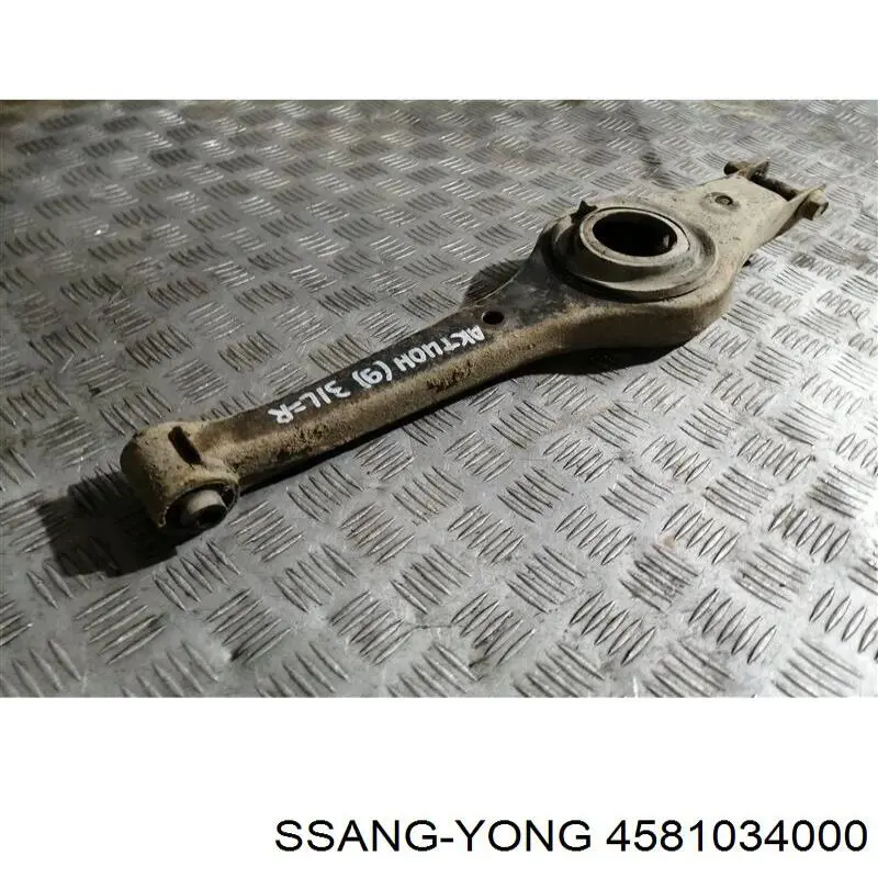 4581034000 Ssang Yong palanca trasera inferior izquierda/derecha