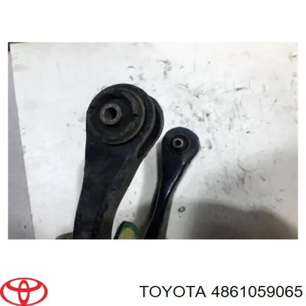 Brazo superior derecho de la suspensión delantera Toyota 4861059065 precio, desde 106,00 EUR