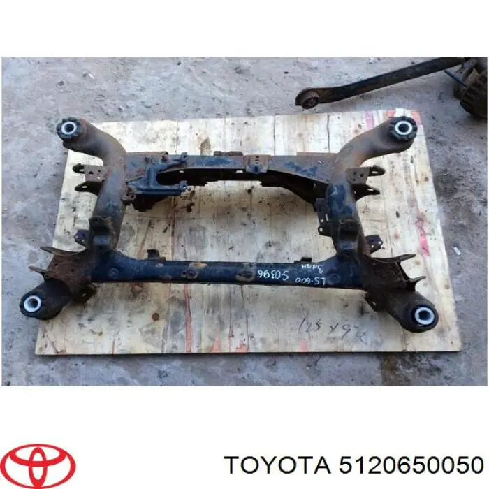5120650050 Toyota subchasis trasero soporte motor