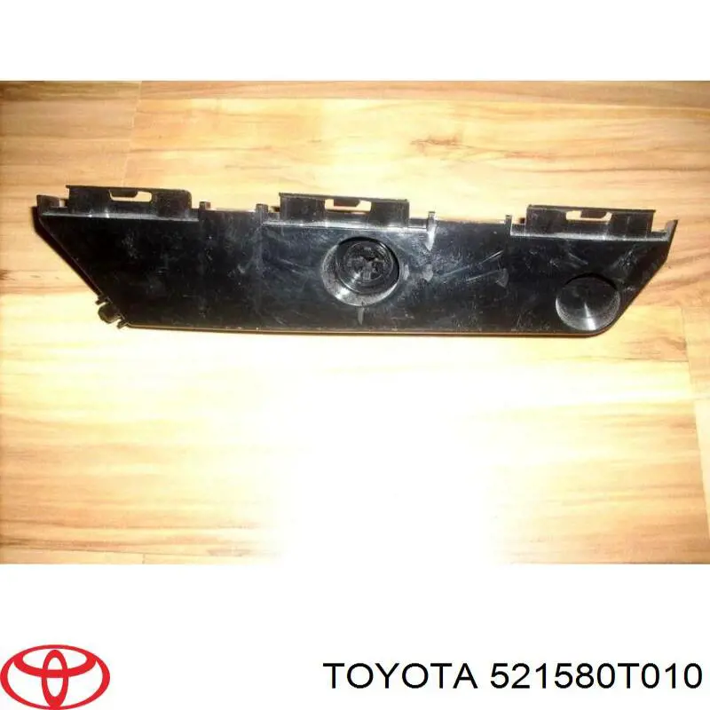 521580T010 Toyota Soporte exterior izquierdo del parachoques trasero