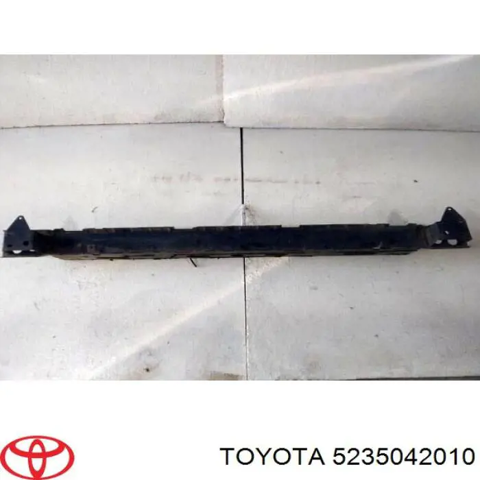 5235042010 Toyota Refuerzo de parachoques trasero
