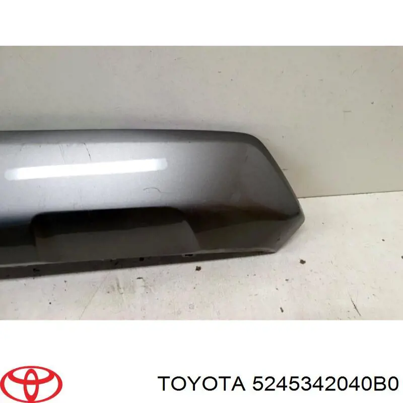 Comprar 5245342040B0 Toyota Moldura central del parachoques trasero