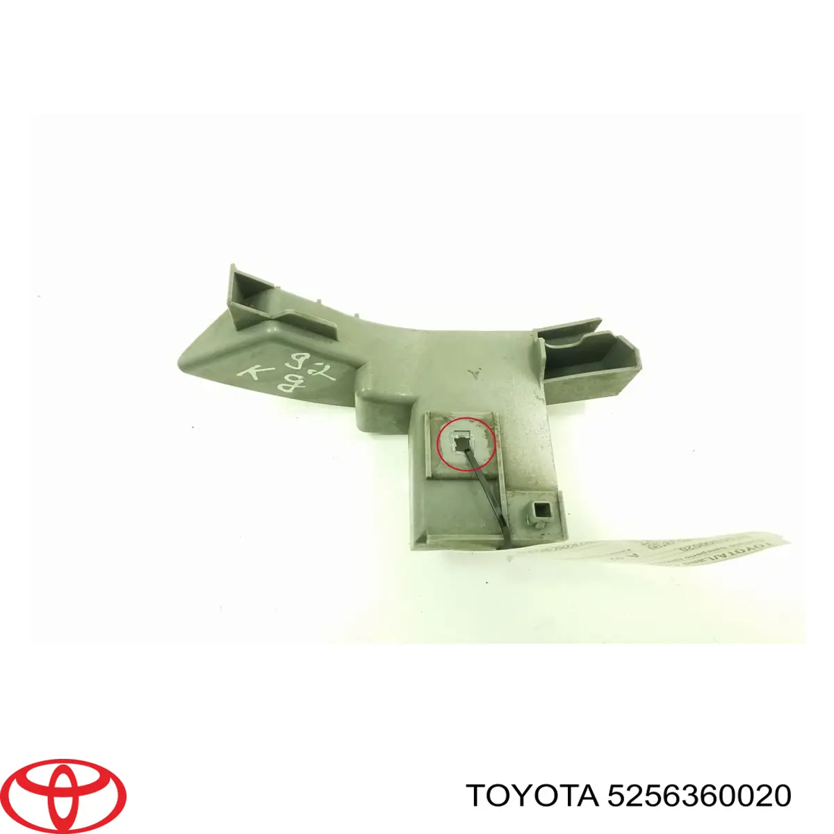 5256360020 Toyota soporte de guía para parachoques trasero, izquierda