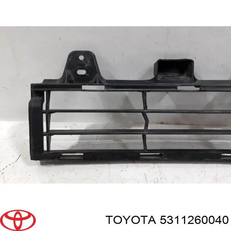 5311260040 Toyota rejilla de ventilación, parachoques trasero, derecha