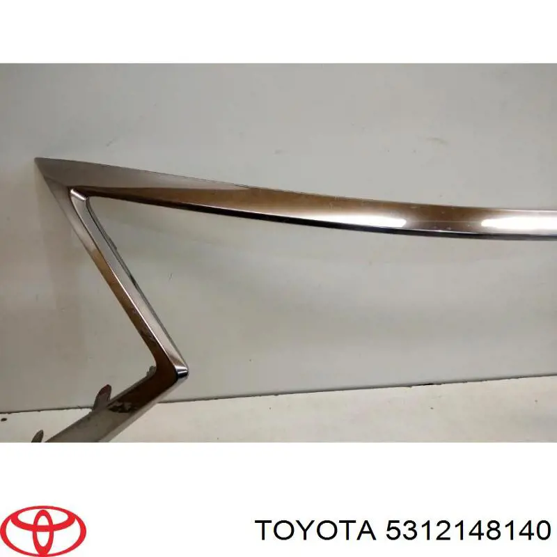 Moldura de rejilla de radiador Toyota 5312148140
