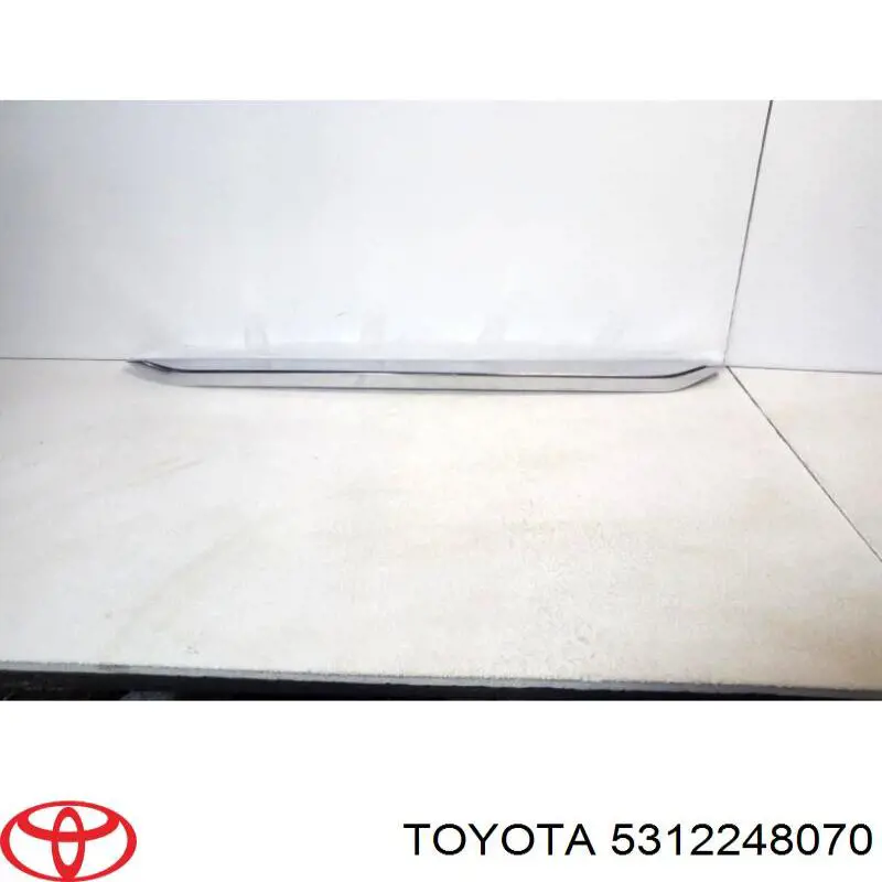 Moldura de rejilla de radiador inferior Toyota 5312248070