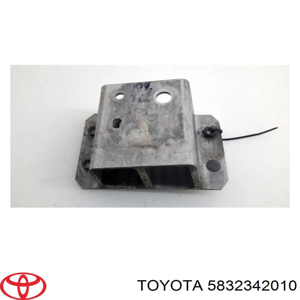 5832342010 Toyota soporte amplificador para parachoques trasero