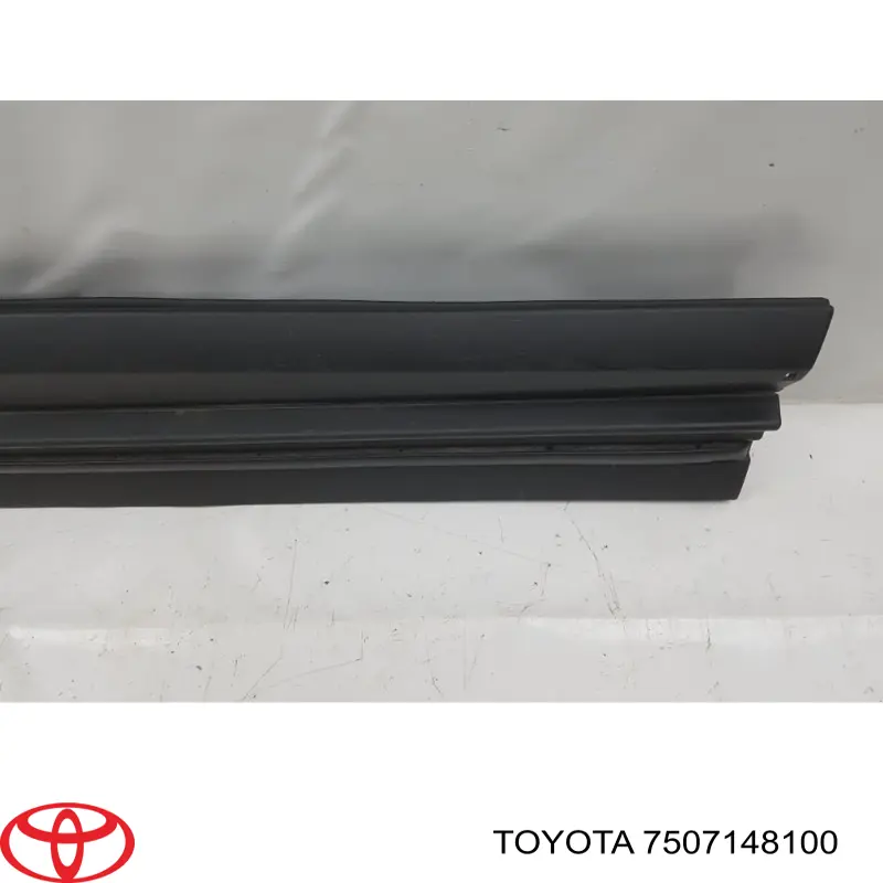Moldura de puerta delantera derecha 7507148100 Toyota