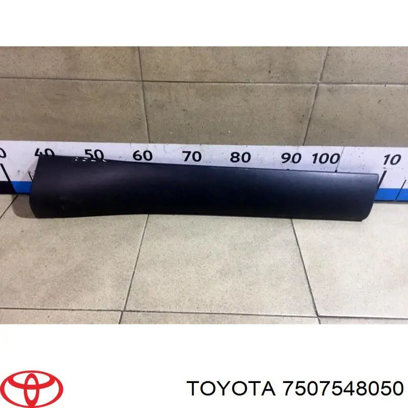 7507548050 Toyota Embellecedor de puerta trasera derecha