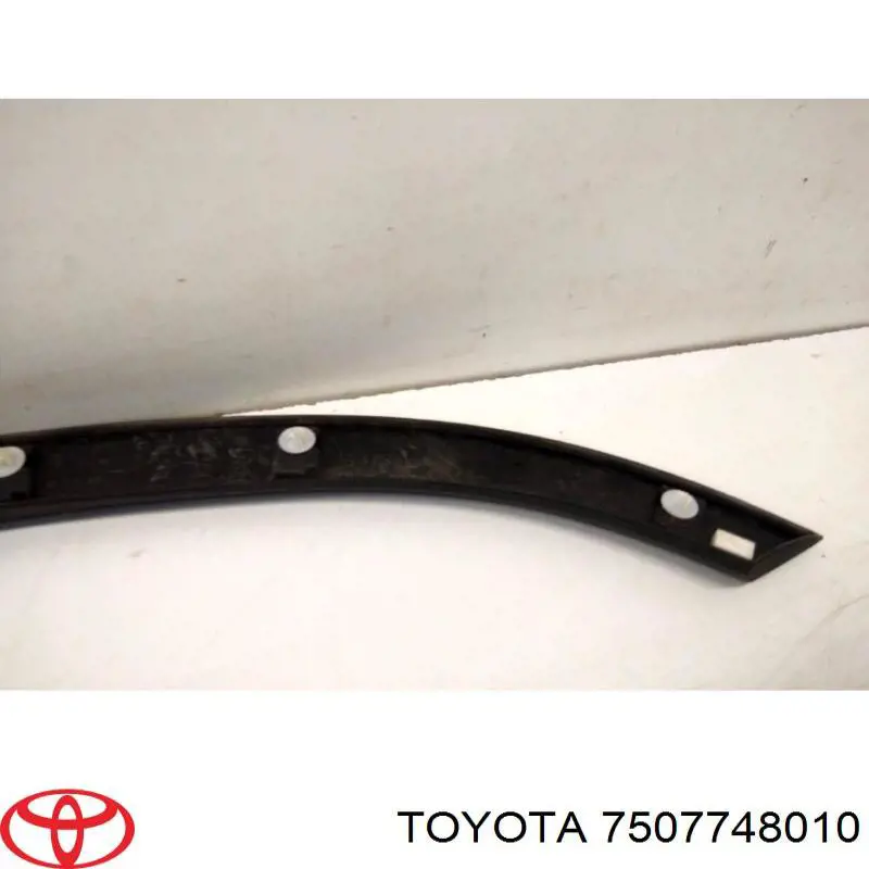 Revestimiento de la puerta trasera derecha Toyota 7507748010