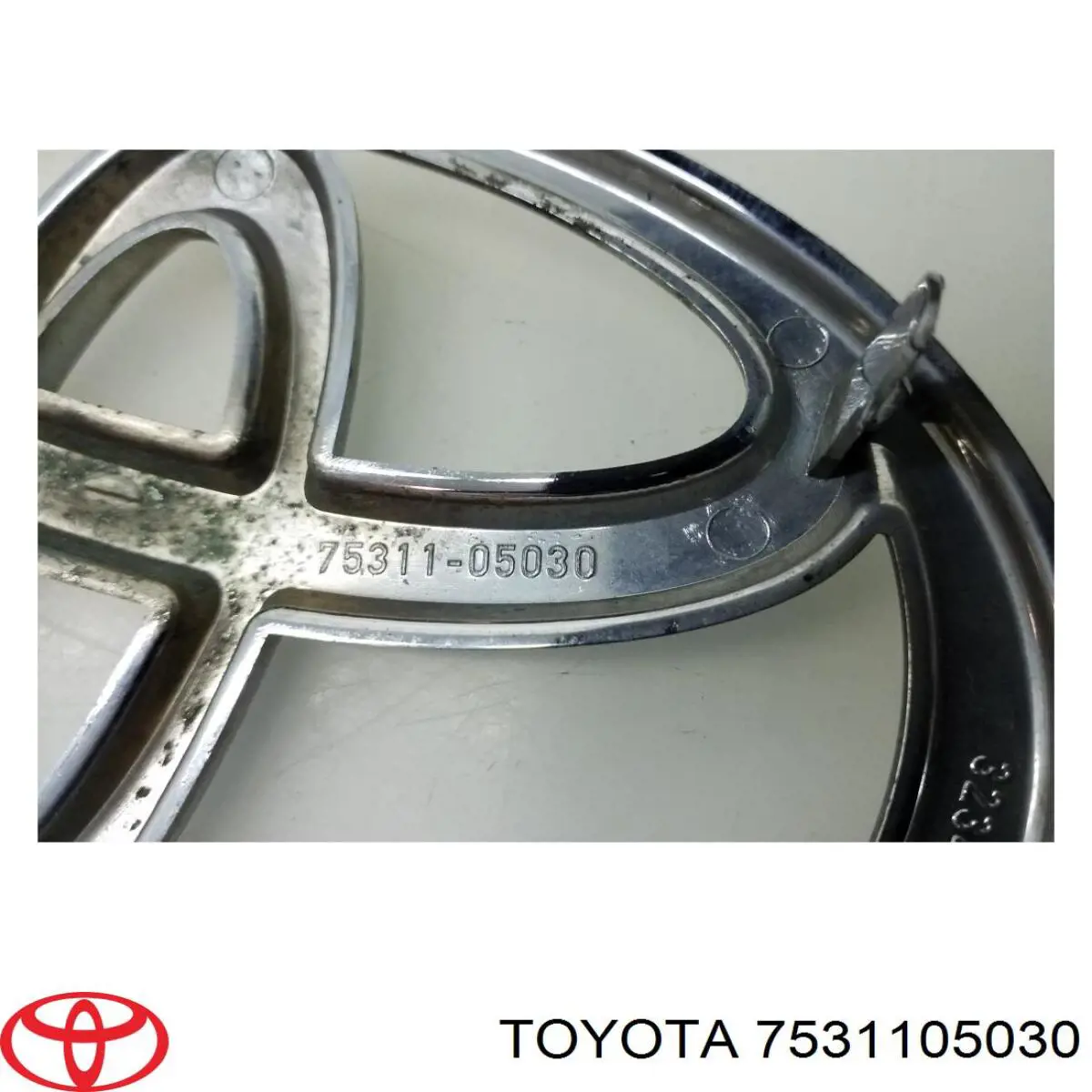 Emblema de la rejilla para Toyota Avensis (T25)