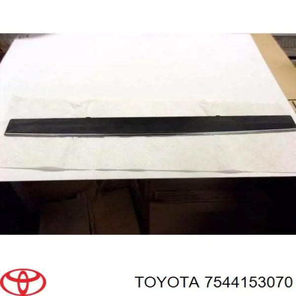 Logo Toyota 7544153070 precio, desde 65,01 EUR