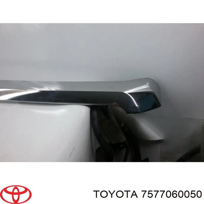 Moldura de capó TOYOTA 7577060050