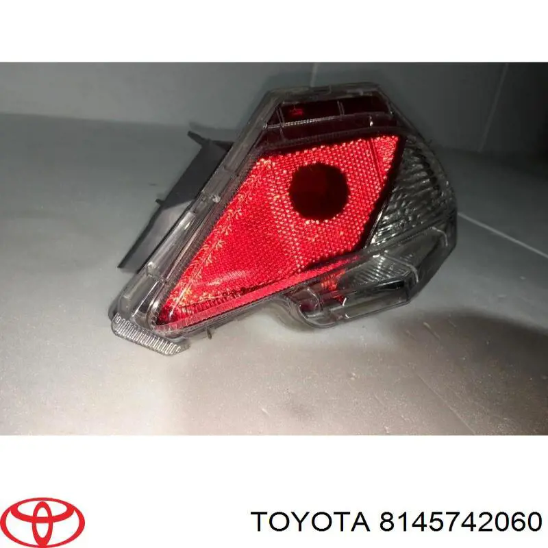 8145742060 Toyota faro antiniebla trasero derecho