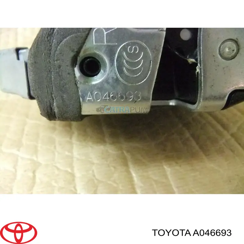 Cerradura de puerta delantera derecha A046693 Toyota