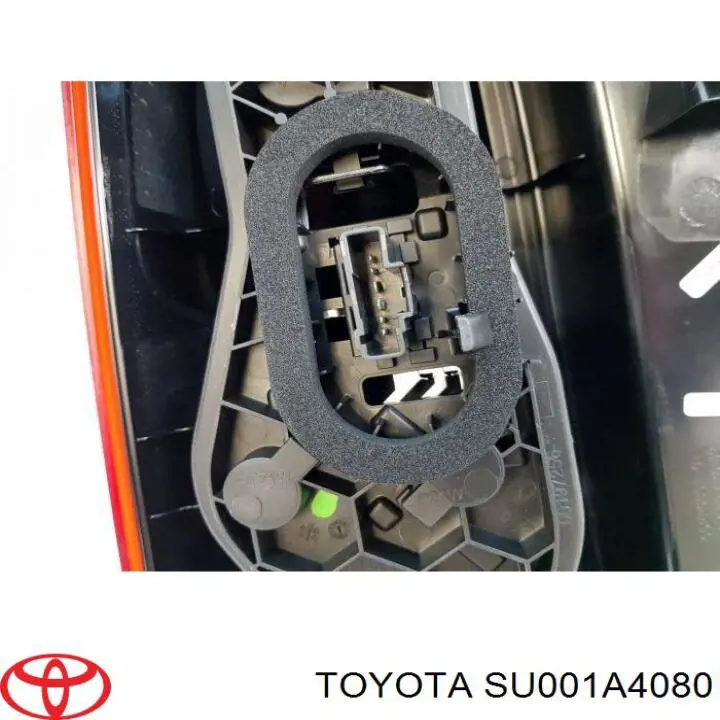 SU001A4080 Toyota piloto posterior derecho