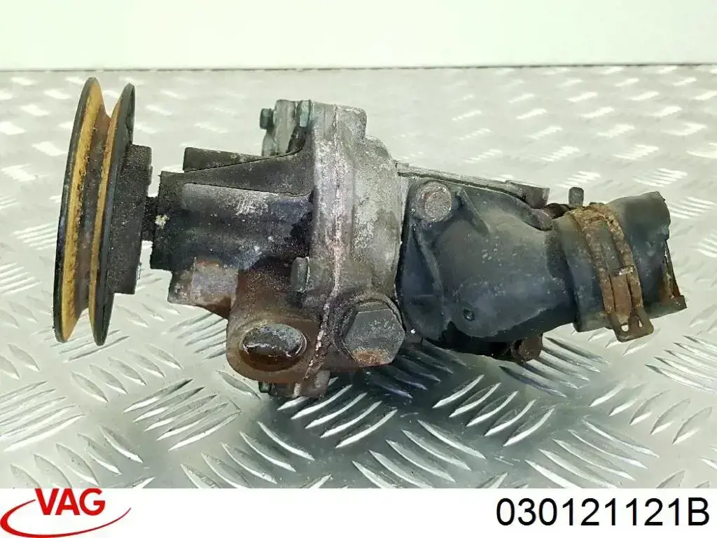 Brida del sistema de refrigeración (triple unión) 030121121B VAG