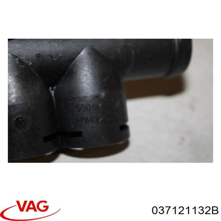 Brida del sistema de refrigeración (triple unión) 037121132B VAG