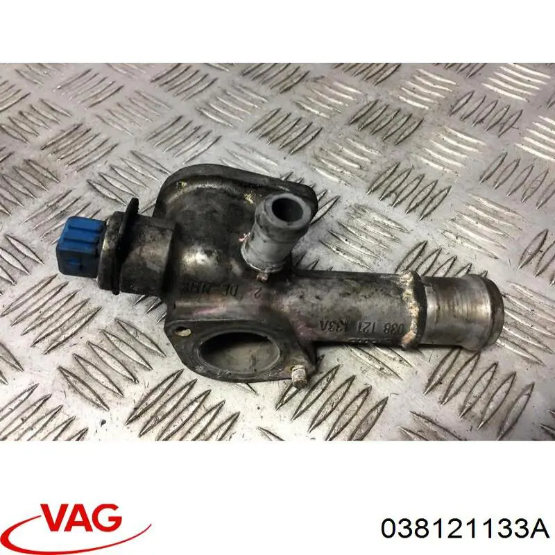 038121133A VAG Brida del sistema de refrigeración (triple unión)