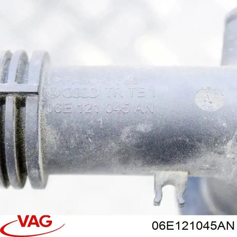 Brida del sistema de refrigeración (triple unión) 06E121045AN VAG