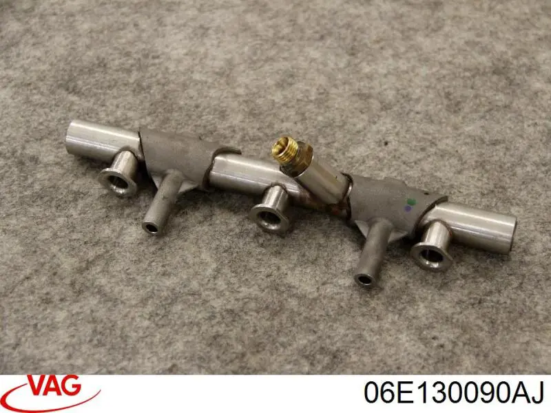 06E130090AJ VAG Rampa de combustible derecha