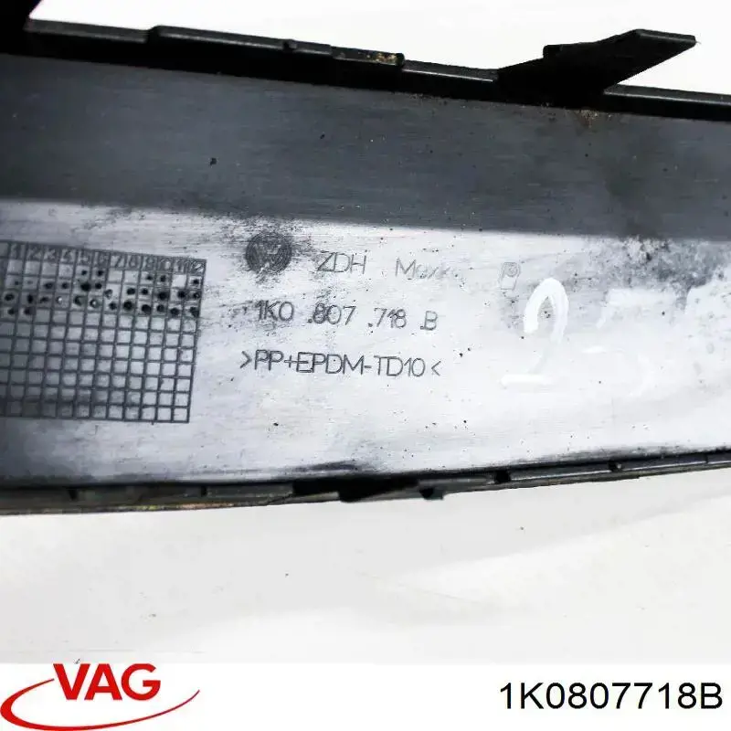 Moldura del parachoques delantero derecho VAG 1K0807718B