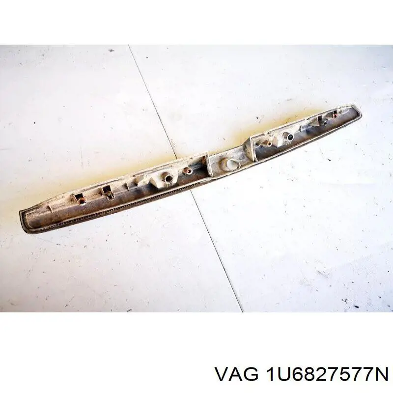 Moldura de la tapa del maletero VAG 1U6827577N precio, desde 42,11 EUR