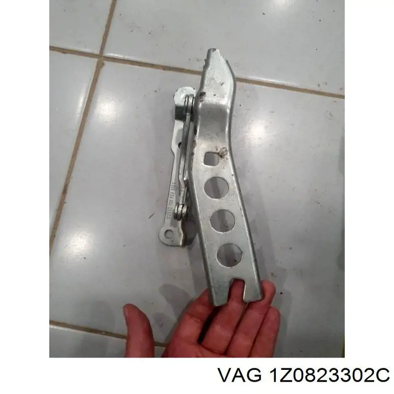 Bisagra, capó del motor derecha VAG 1Z0823302C
