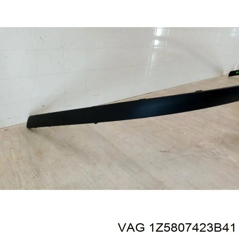 Comprar 1Z5807423B41 VAG Moldura de parachoques trasero
