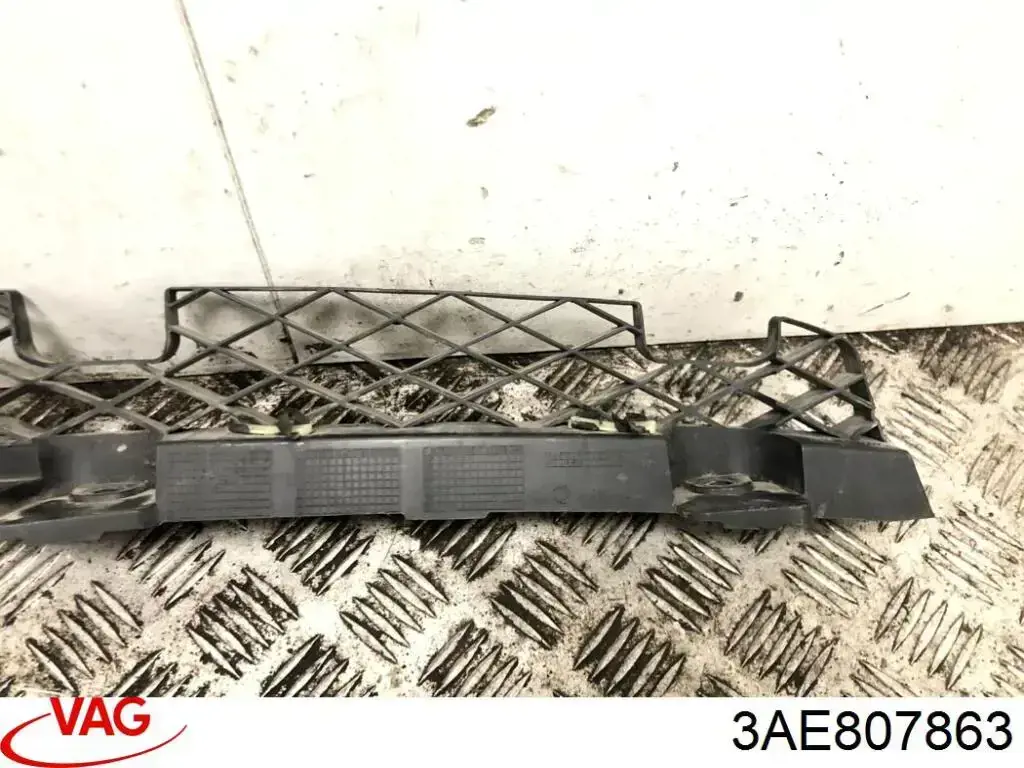 Soporte central del parachoques trasero 3AE807863 VAG