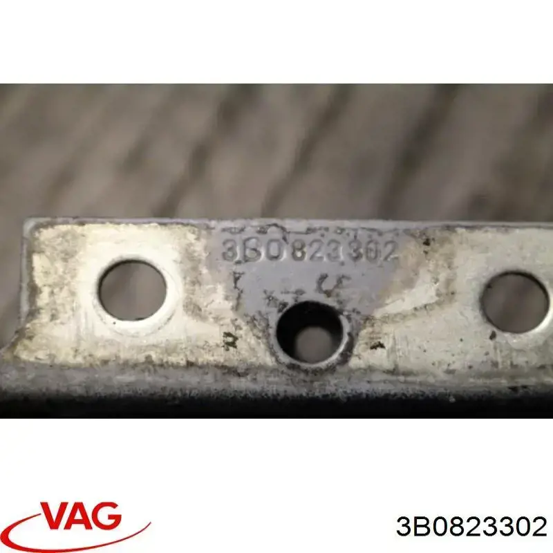 Bisagra derecha del capó 3B0823302 VAG