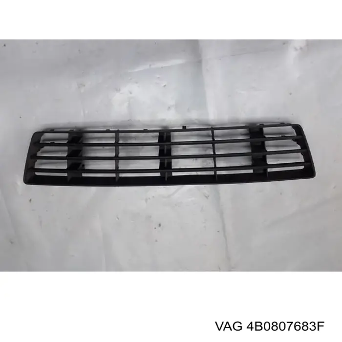Rejilla central del parachoques delantero 4B0807683F VAG