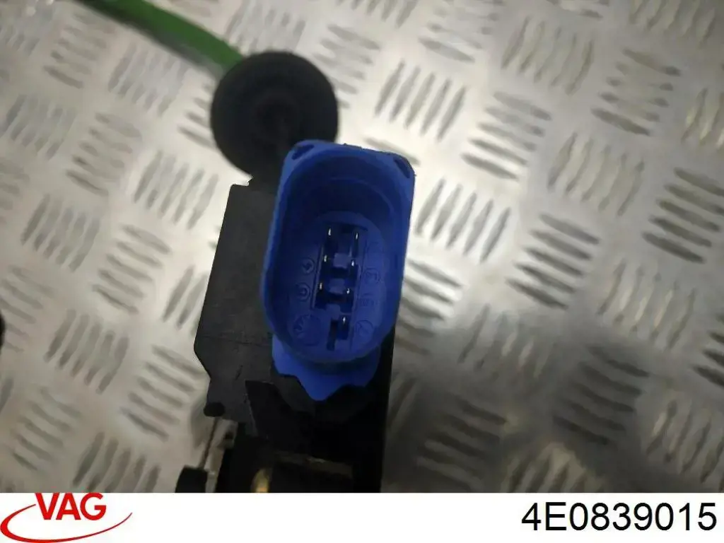 Cerradura de puerta trasera izquierda 4E0839015 VAG