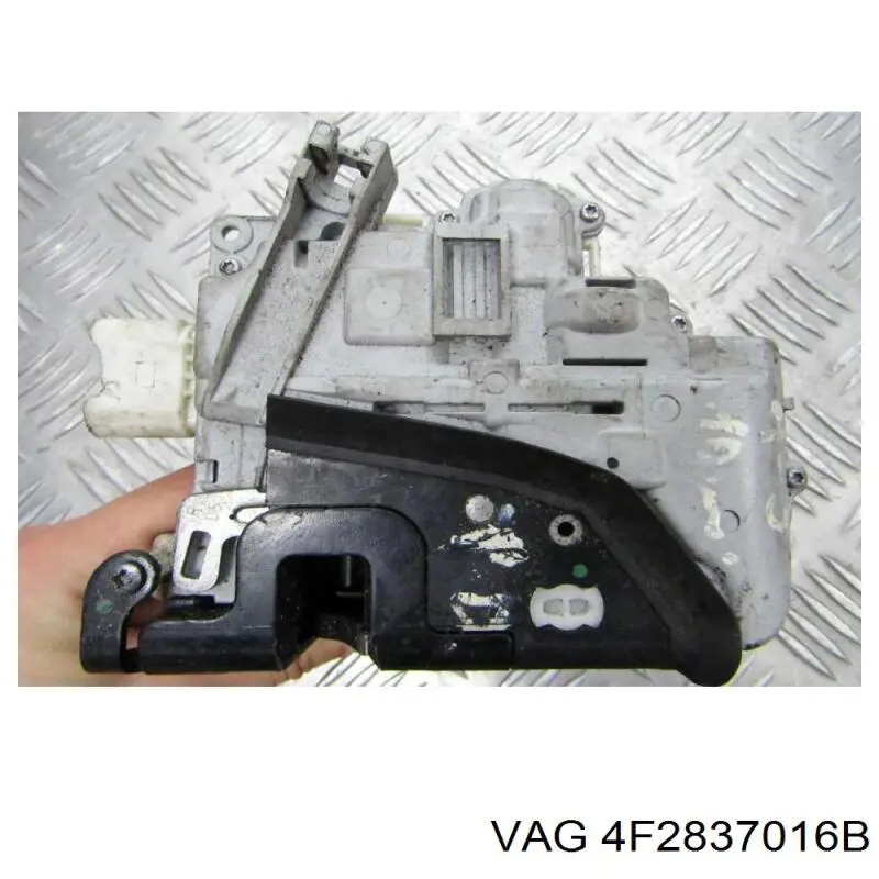 Cerradura de puerta delantera derecha 4F2837016B VAG