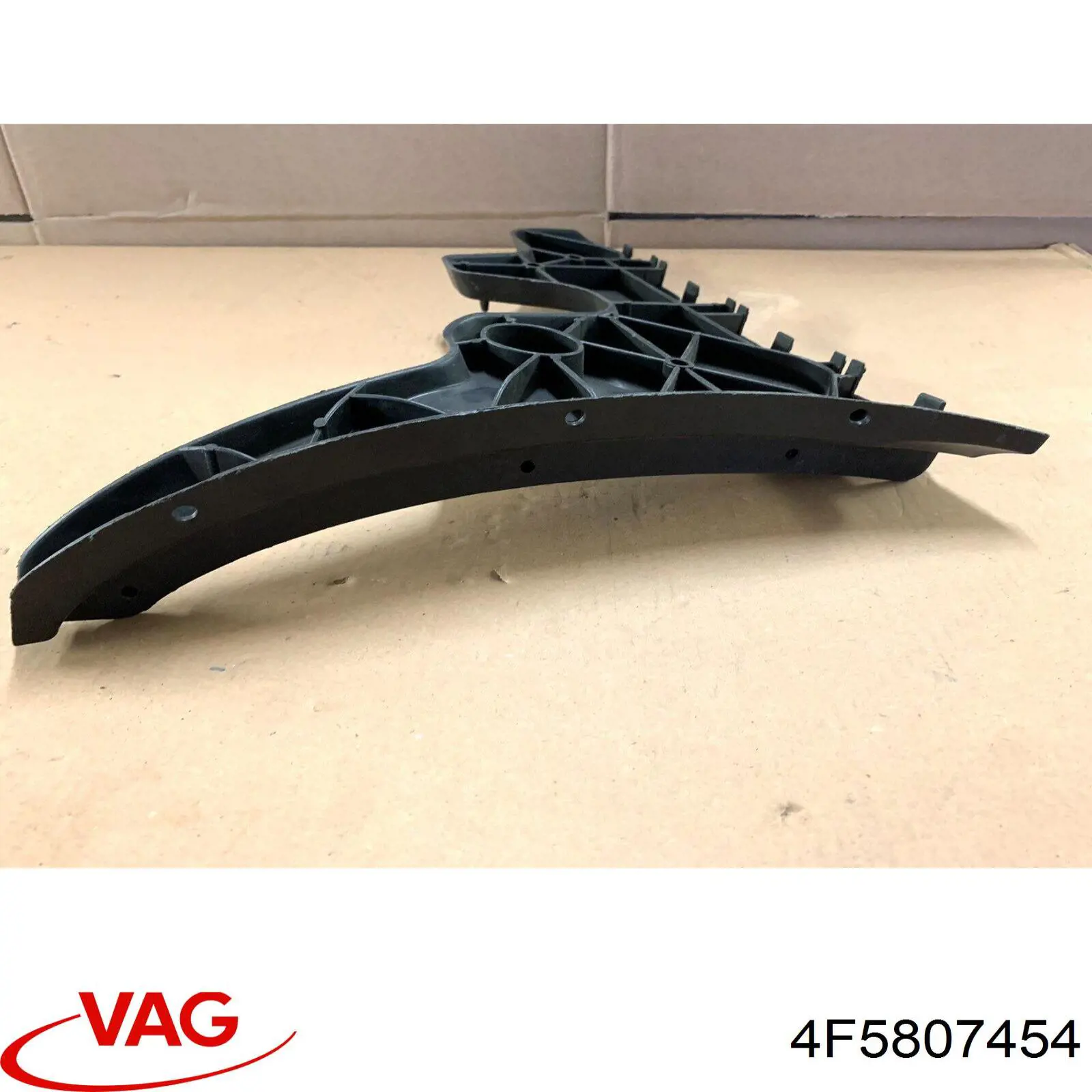 Guía derecha del parachoques trasero 4F5807454 VAG