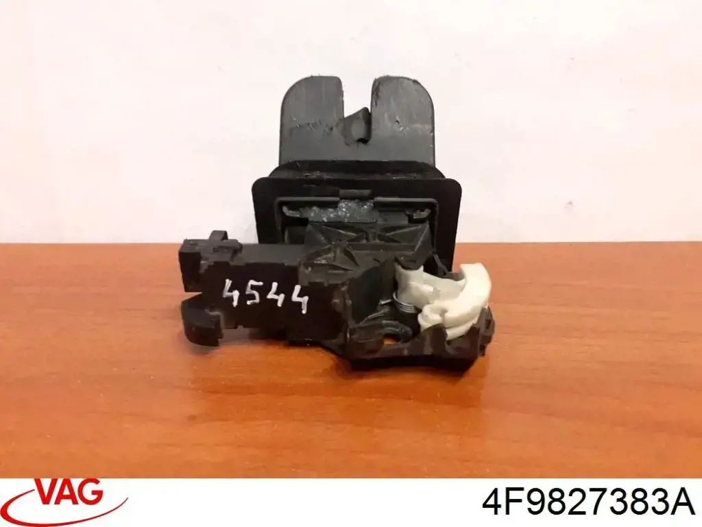 Motor de apertura/cierre del cierre del maletero (puerta trasera 3/5) VAG 4F9827383A precio, desde 88,78 EUR