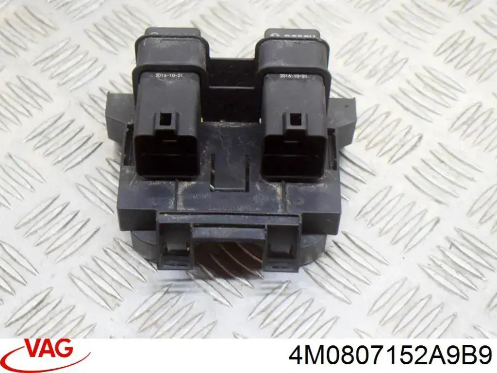 Comprar 4M0807152A9B9 VAG Tapa del gancho de remolque del parachoques delantero derecho