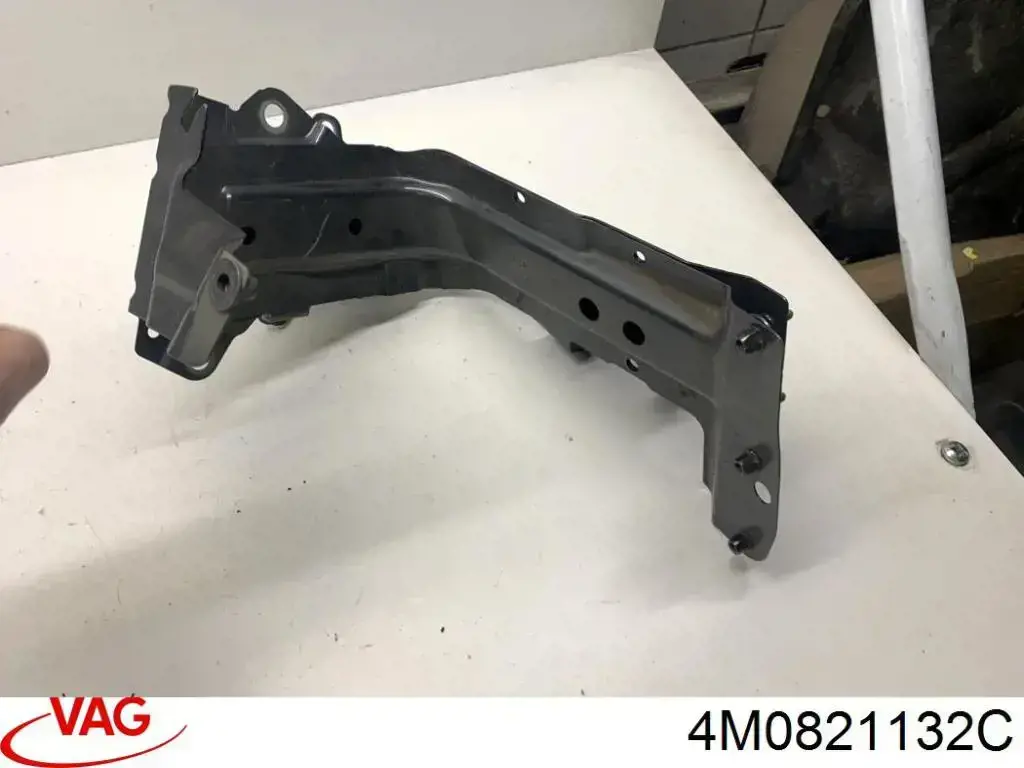 Soporte delantero de guardabarros delantero derecho VAG 4M0821138B precio, desde 45,60 EUR