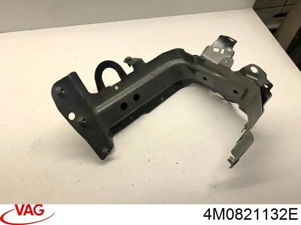 Comprar 4M0821132E VAG Soporte delantero de guardabarros delantero derecho