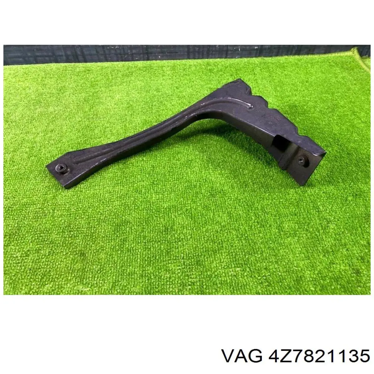 Soporte delantero izquierdo para aleta delantera 4Z7821135 VAG