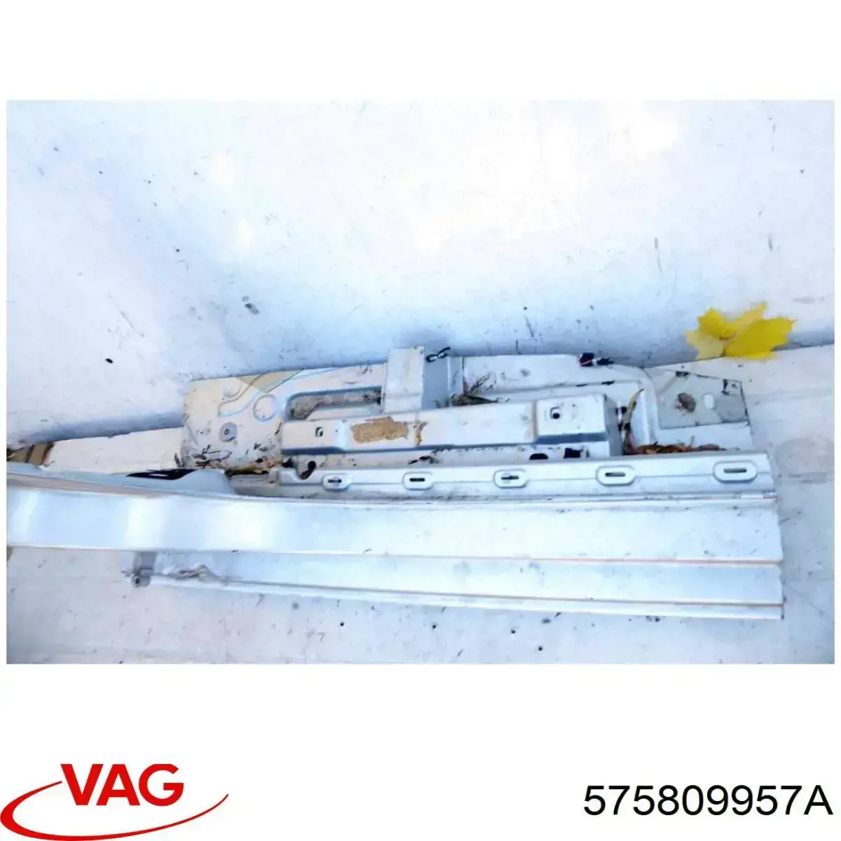 Paso de rueda delantero izquierdo trasero 575809957A VAG
