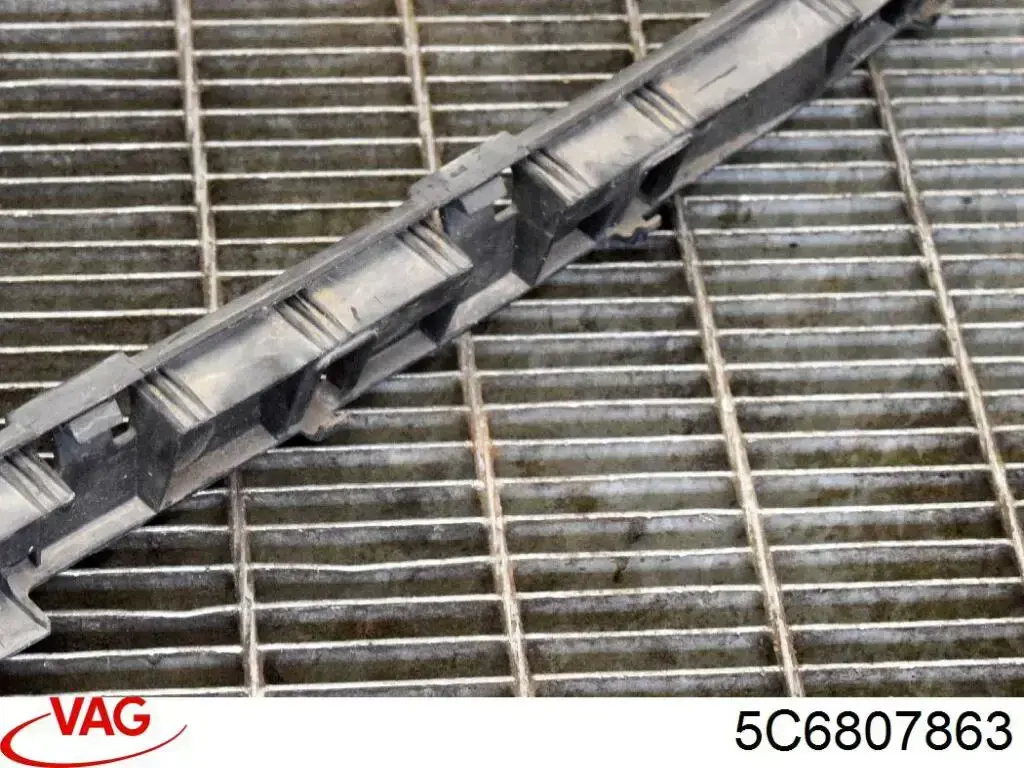 Soporte central del parachoques trasero 5C6807863 VAG