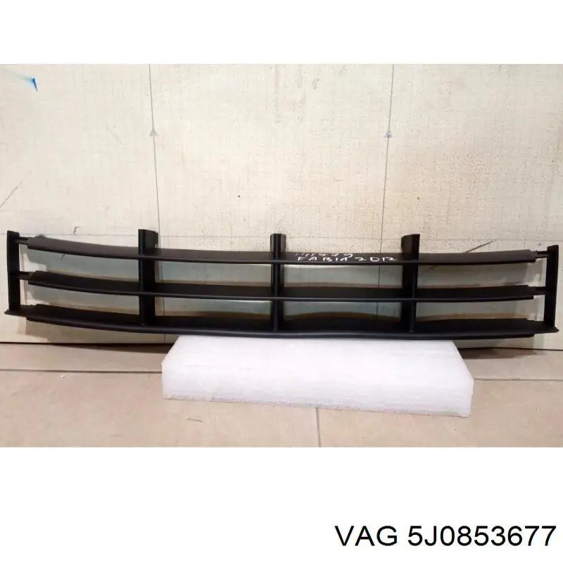 Comprar 5J0853677 VAG Rejilla central del parachoques delantero