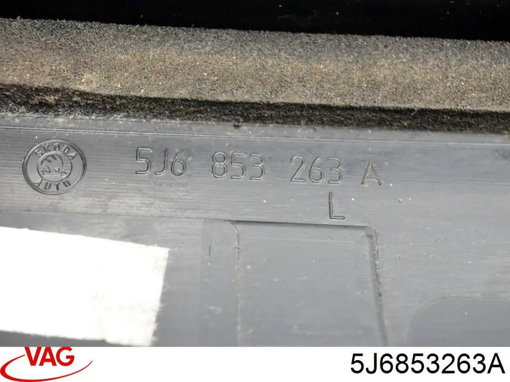 Moldura exterior del pilar delantero izquierdo 5J6853263A VAG