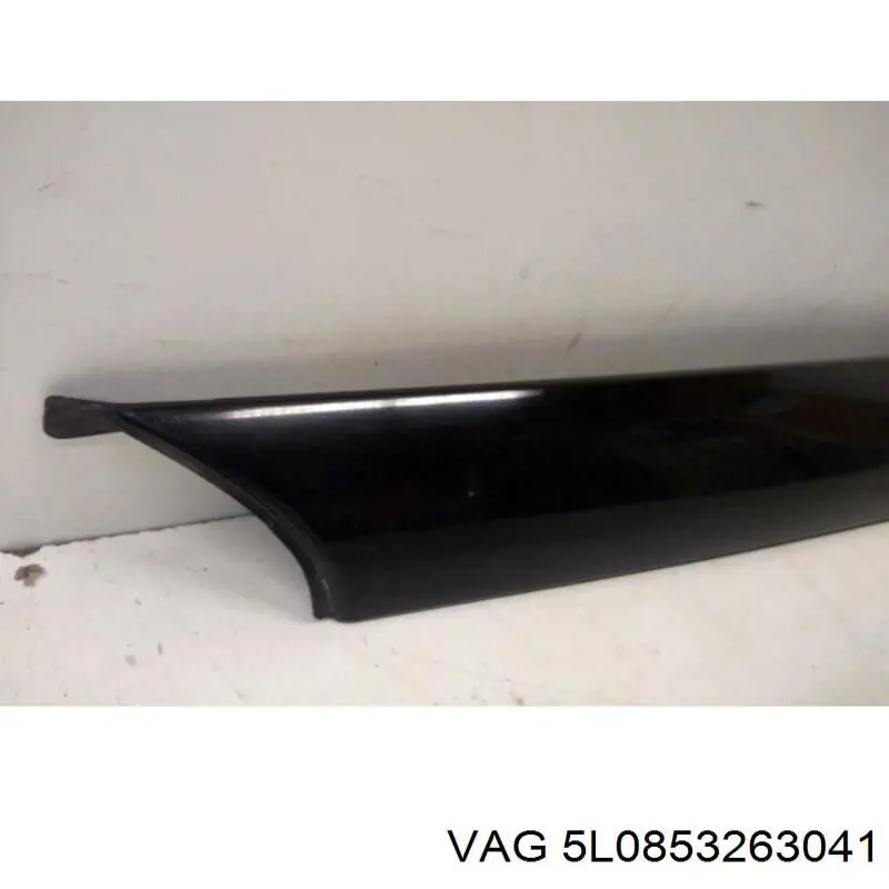 Moldura exterior del pilar delantero izquierdo VAG 5L0853263041
